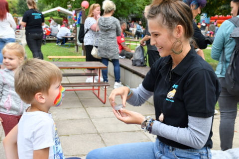 Kind beim Kinderschminken