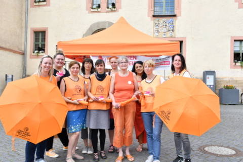 Akteurinnen des Aktionstages am Infostand vor dem Rathaus