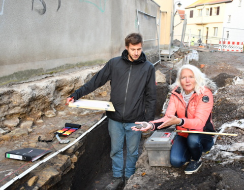 Mitarbeiter Landesamt zeige Fundstücke