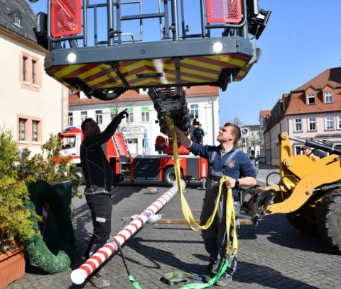 Maibaum wird an Drehleiter gehängt