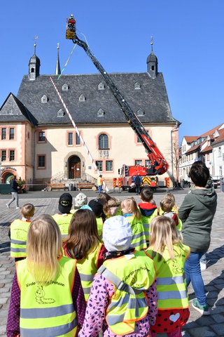 Kindergartenkinder schauen beim Aufstellen zu