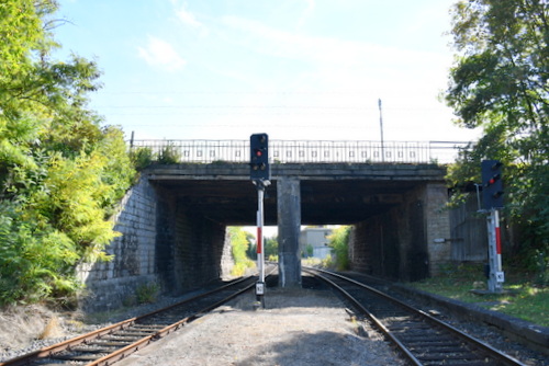 Die Bahnbrücke von der Pfefferminzbahnstrecke aus gesehen.