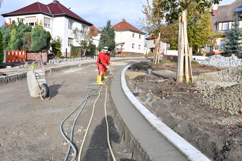 Bauleute setzen Borde in Beton.