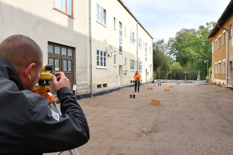 Bauleute mit Nivelliergerät im Rohrhammerweg