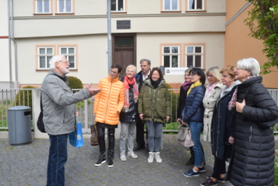 Rudi Leischner mit der Böblinger Gruppe vor dem Salzmann-Haus.