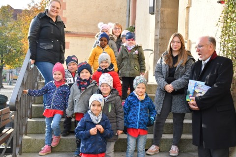 Bürgermeister laß Sternengruppe der Kita Flax und Krümel schaurige Gruselgeschichten im Rathaus vor. 