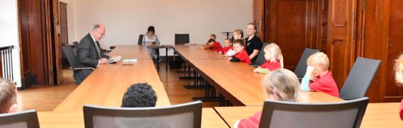 Bürgermeister laß Sternengruppe der Kita Flax und Krümel schaurige Gruselgeschichten im Rathaus vor. 