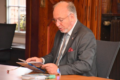 Bürgermeister laß Sternengruppe der Kita Flax und Krümel schaurige Gruselgeschichten im Rathaus vor. 