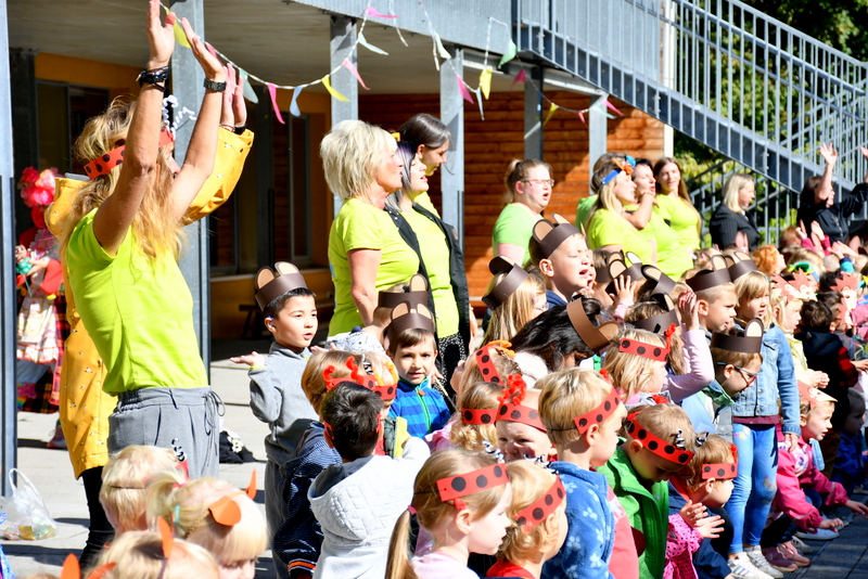 Kinder und Erzieherinnen der Kita Frohsinn
