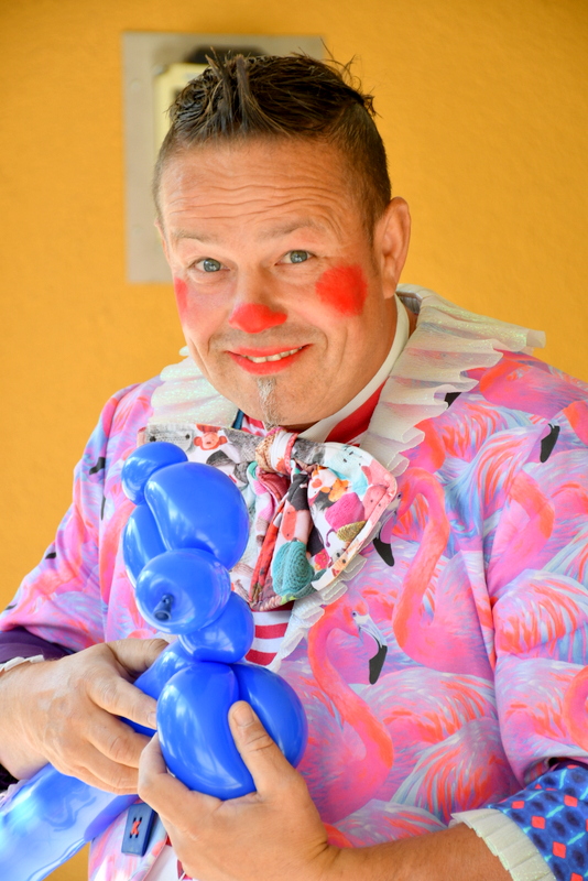 Ein Clown bastelt Luftballontiere