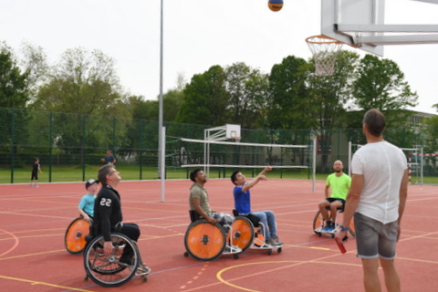 Besucher konnten im Rollstuhl Basketball üben.