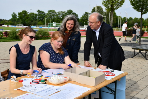 Ministerin Heike Werner und Bürgermeister Ralf Hauboldt informierten sich an den Infoständen.