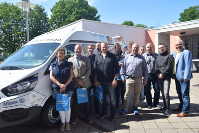 Vertreter von Sponsoren, der Stadtverwaltung und Bürgermeister Ralf Hauboldt stehen vor dem neuen Kleinbus.