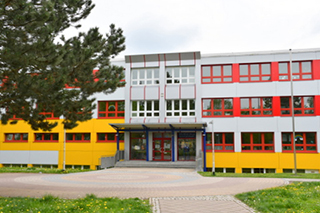 Grundschule von vorn gesehen