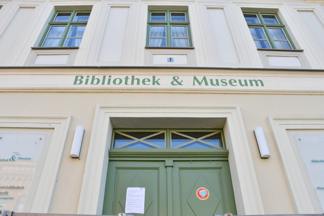 Das Dreyse-Haus mit der Eingangstür sowie dem Schriftzug Bibliothek und Museum am Haus.