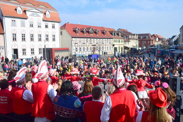 Mitglieder des Sömmerdaer Faschingsclubs vor Publikum bei ihrem Programm auf der Bühne.