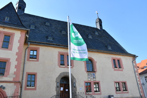 Die Fahne vor dem Rathaus Sömmerdas