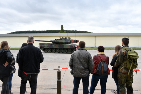 Panzerfahrzeuge werden vorgeführt und erläutert