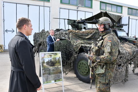 1. Beigeordneter und Hauptamtsleiter im Gespräch mit Soldaten