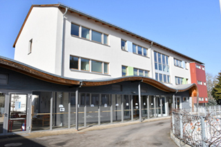 Blick auf das Schulgebäude der Förderschule