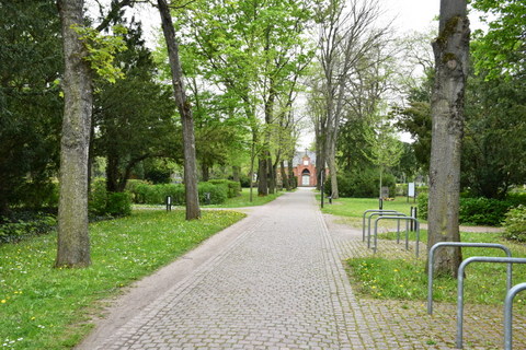 Sömmerdaer Friedhof vom Eingangsbereich gesehen