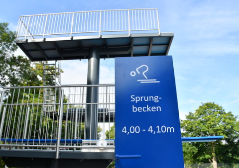 Sprungturm mit Schild im Freibad