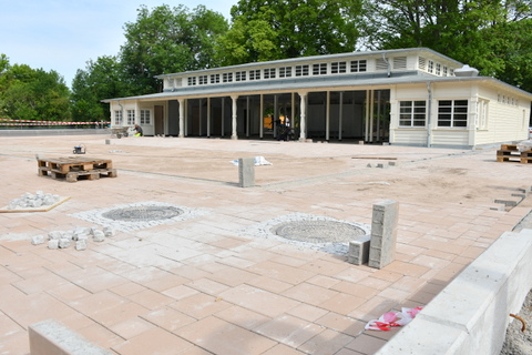 Blick auf historisches Gebäude und Pflasterfläche davor