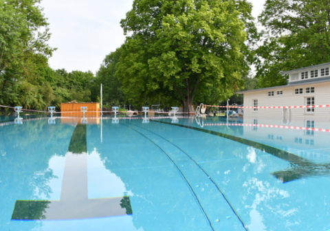 Blick auf Schwimmerbecken