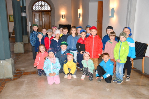 Gruppenbild der Kinder im Foyer