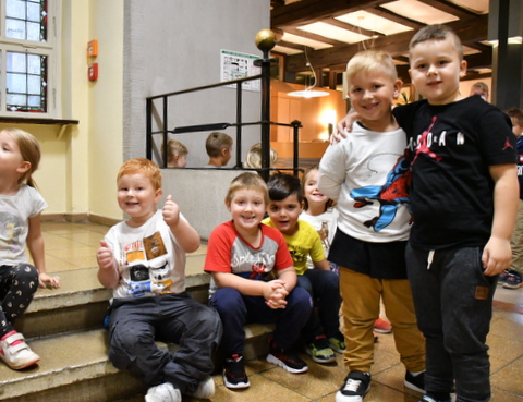 Kinder warten im Foyer auf den Bürgermeister