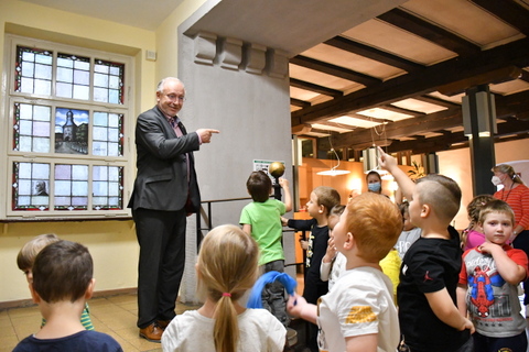 Bürgermeister empfängt Kinder im Foyer