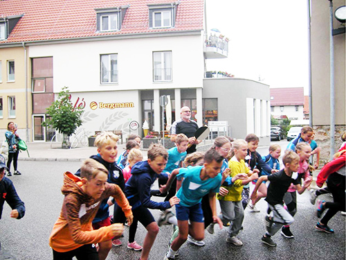 Kinder rennen nach dem Start zum Stadtmauerlauf los.
