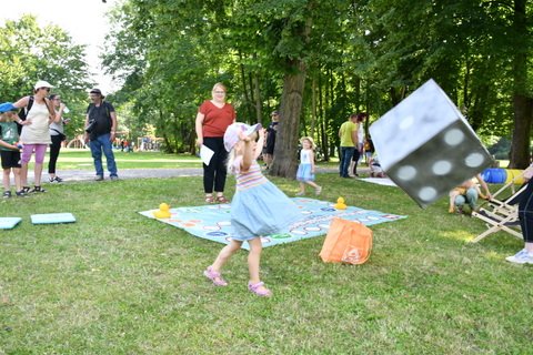 Kind beim übergroßen Würfelspiel