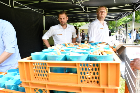 Stand der Bäckerei Bergmann mit gefüllten Faircupsd mit 