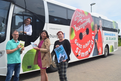 Steffen Hädrich, Wolfgang Kunz, Christn Klauder und Sandra Steinberg stehen am Thüringentag-Bus.