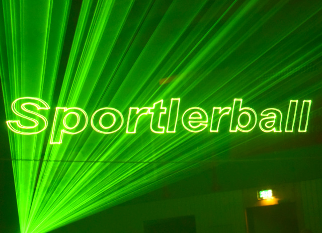 Mit grünem Laser sind in der Unstruthalle das Wort Sportlerball sowie ein Fächer aus zahllosen Linien in die Luft geschrieben.