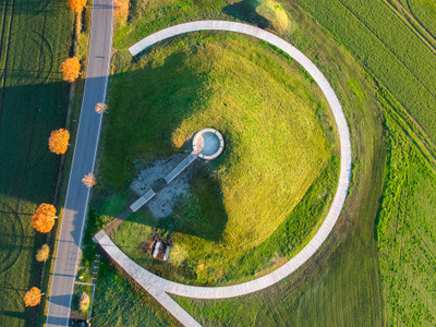 Der Fürstenhügel Leubingen von oben gesehen mit der Aussichtsplattform und dem Rundweg.