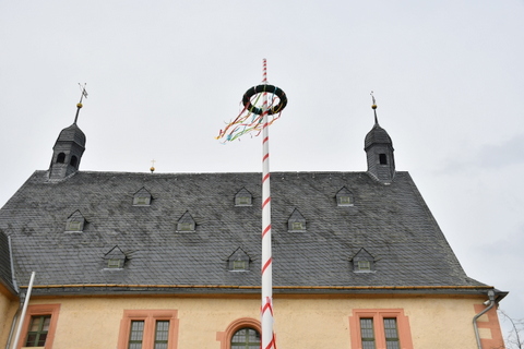 Maibaumkranz mit flatternden Bändern