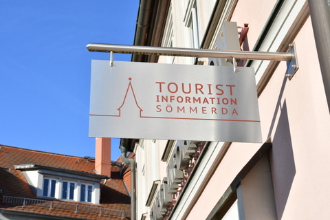 Ausleger mit dem Logo der Tourist-Information