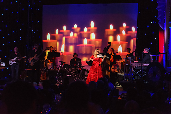 Katrin Wettin und Band bei einem Auftritt. Foto: Jörg Nitzschner