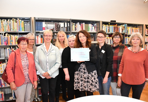 Bibo-Team und Mitglieder des Fördervereins der Bibbliothek mit Plakette