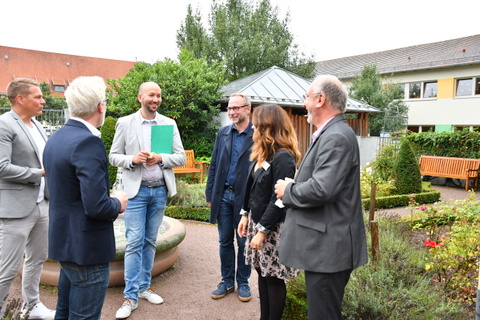 Minister, Vertreter von Stadt und Kreis sowie Bibo-Leiterin im Gespräch im Rosengarten