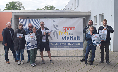 Die Veranstalter des Sportfestes für Vielfalt mit Bürgermeister Ralf Hauboldt (l.)