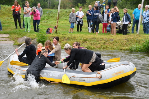 Bibo-Mädels holen ein Team-Mitglied aus dem Kanal ins Boot