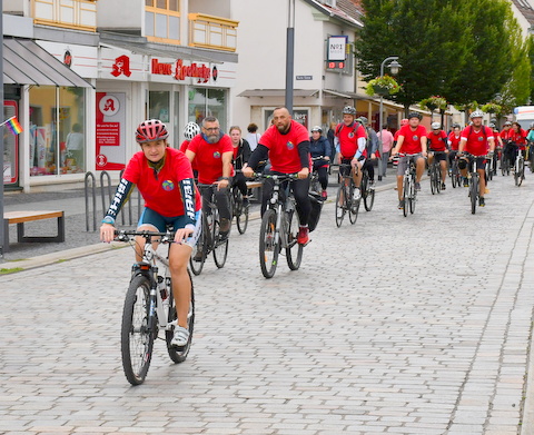 Teilnehmer der Regenbogentour 2020 fahren in die Stadt ein.