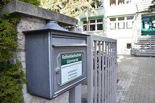 Blick vom Tor mit Briefkasten auf die Förderschule