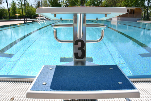 Einer der Startblöcke aus Edelstahl an der Kopfseite des Schwimmerbeckens im Stadtbad Sömmerda.