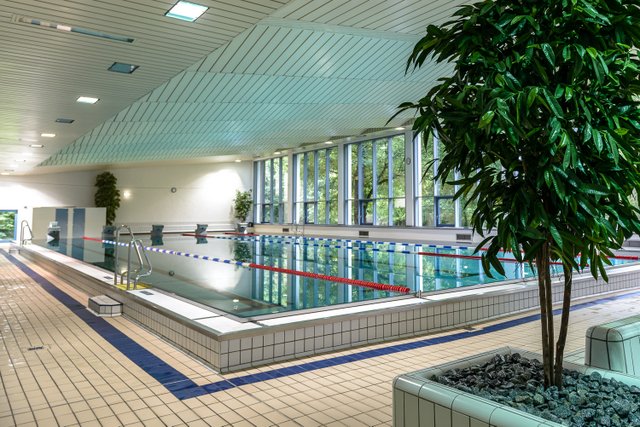 Das Schwimmerbecken in der Schwimmhalle mit einem der Startblöcke.