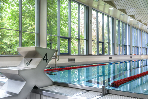 Innenansicht der Schwimmhalle mit Startblock