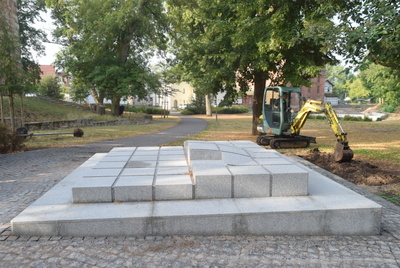 Der fertige Granitsockel für das Kunstwerk am Eingang des Stadtparks.